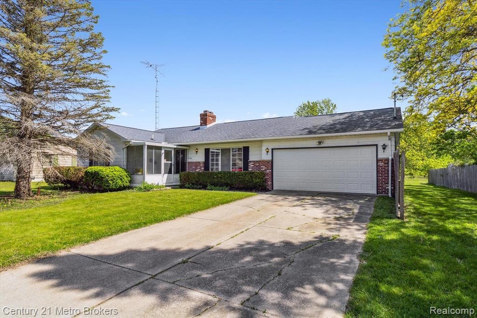 5169 Sunburst Ct, Flint, MI 48532 - photo 1