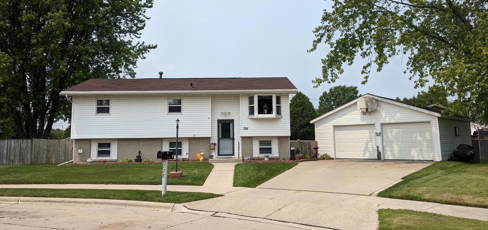 728 Hillcrest Ct, Two Rivers, WI 54241 - photo 1