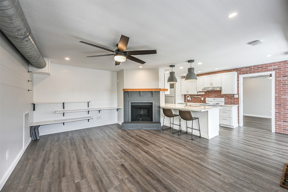 WELCOME HOME! EXTENSIVELY REMODELED UNIT WITH OPEN CONCEPT AND SPLIT FLOOR PLAN (BEDROOMS ARE ON OPPOSITE SIDES OF THE LIVING ROOM)