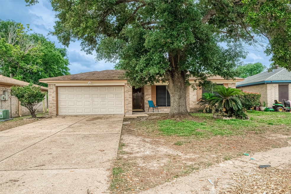 8910 Lazy River Ln, Houston, TX 77088 - photo 1