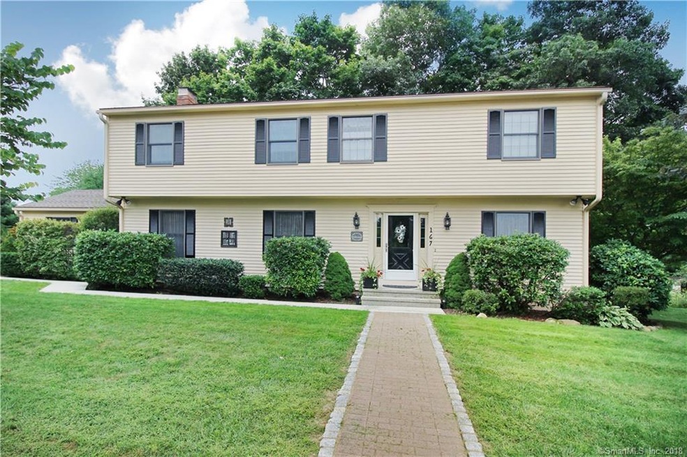 Welcome to 167 Acorn Dr in the beautiful Royal Oak