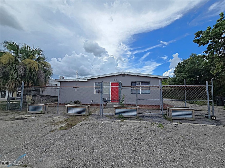 Manufactured / mobile home featuring a gate