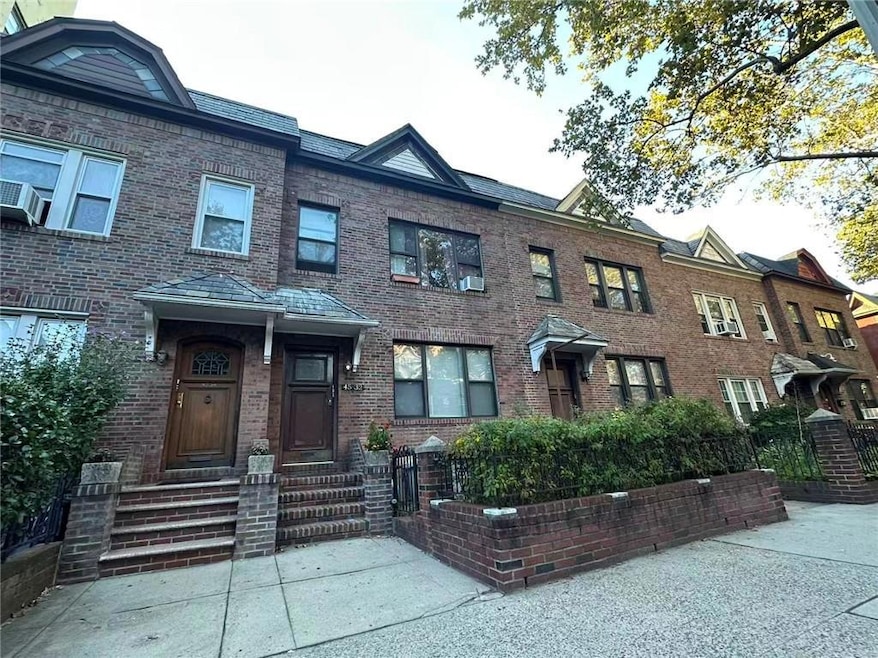 Pending $1,398,000 • Co-Listing Agent