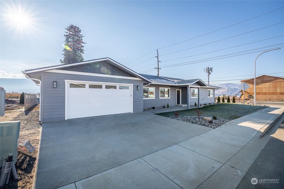 2516 1st St SE, East Wenatchee, WA 98802 - photo 1