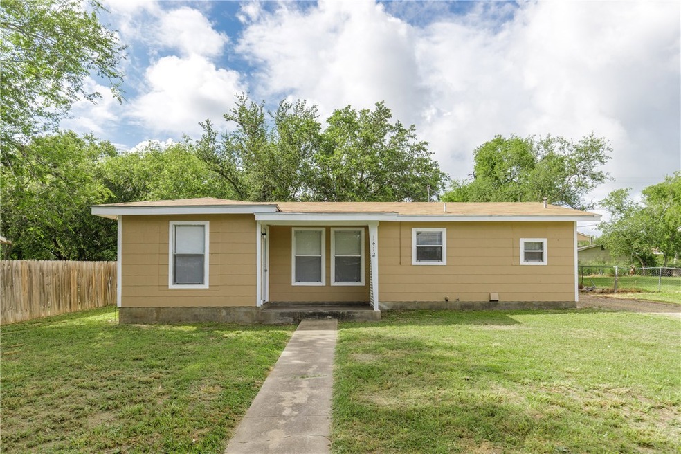 1412 E Rosewood St, Beeville, TX 78102 - photo 1