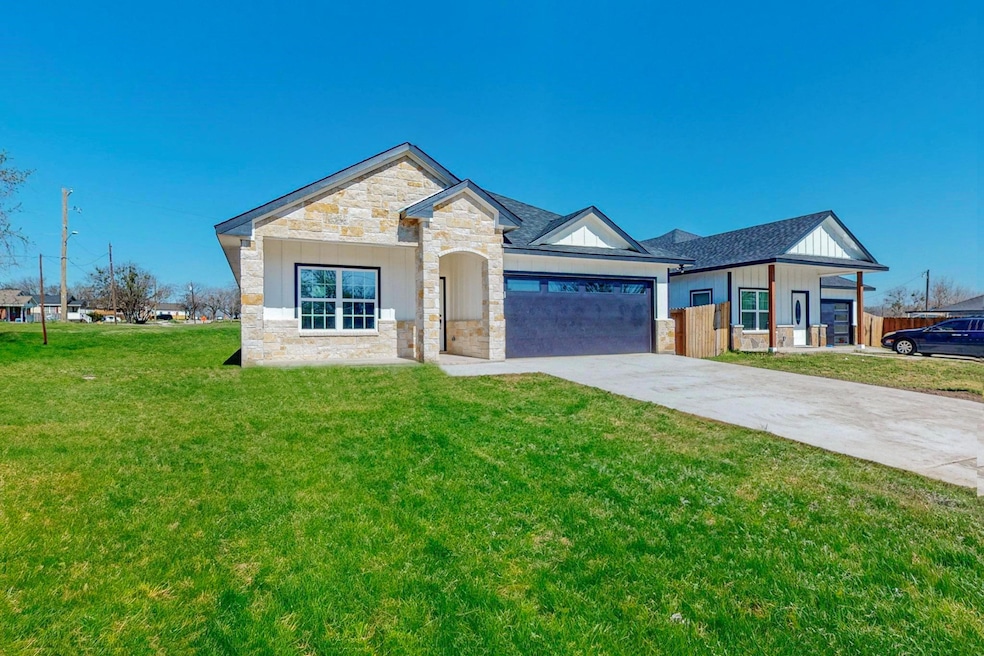 512 Washington St, Ennis, TX 75119 - photo 1