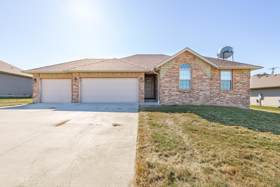Nicole 1004 E Highview Dr 17
