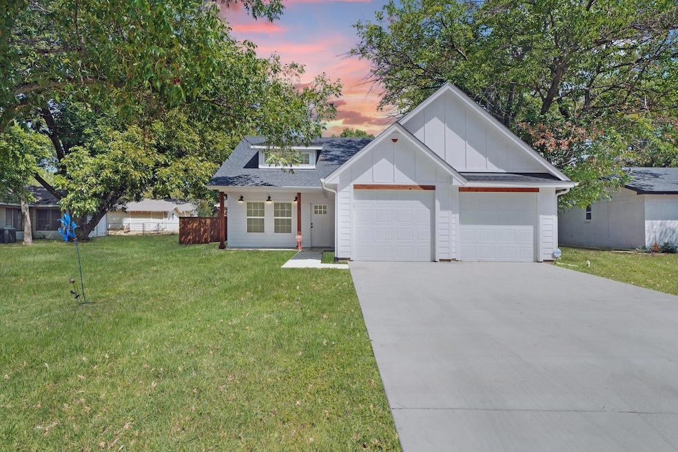 214 W 5th St, Weatherford, TX 76086 - photo 1