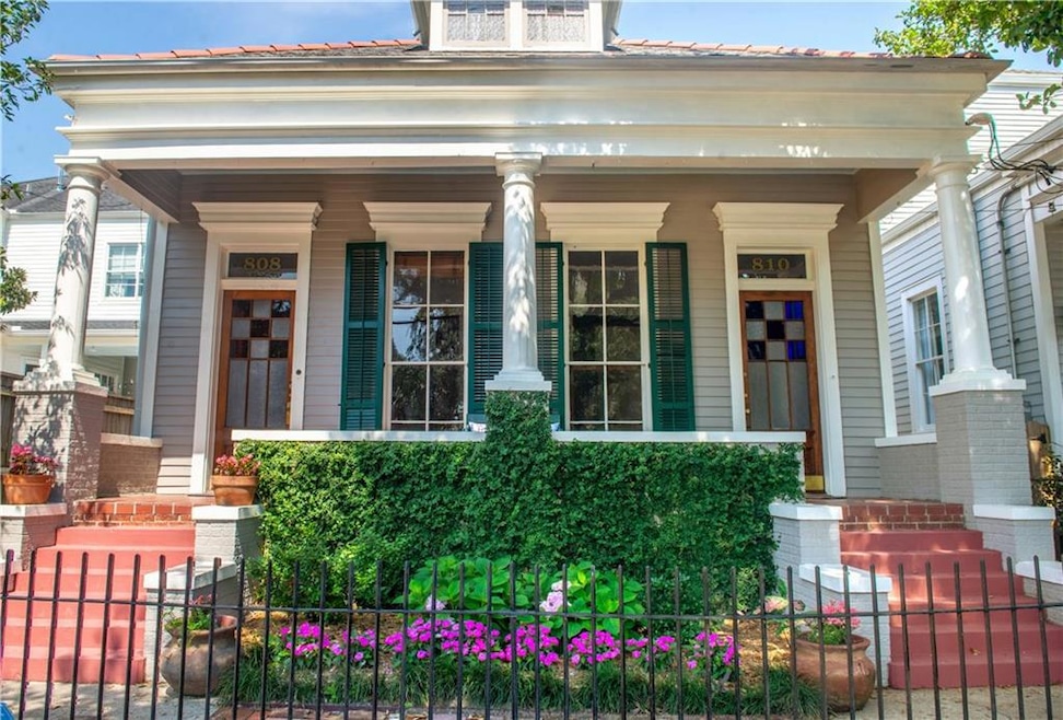 BEAUTIFULLY UPDATED 2 STORY DOUBLE IN THE HEART OF