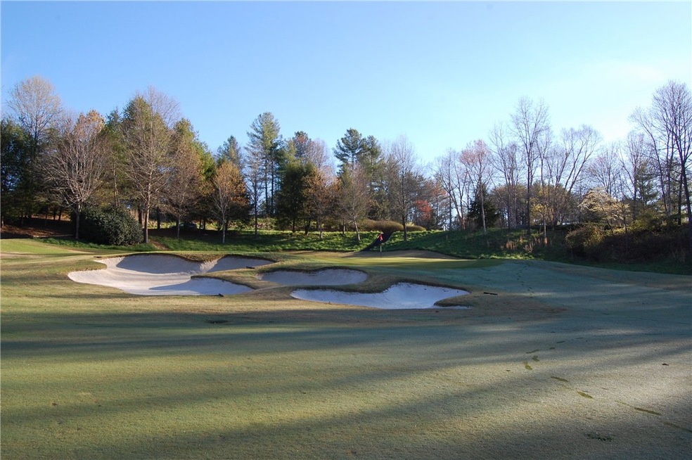 #1 Hole; Stunning setting in walking distance to c
