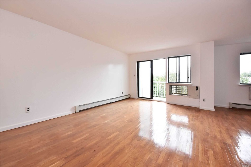 Spacious & Bright Livingroom