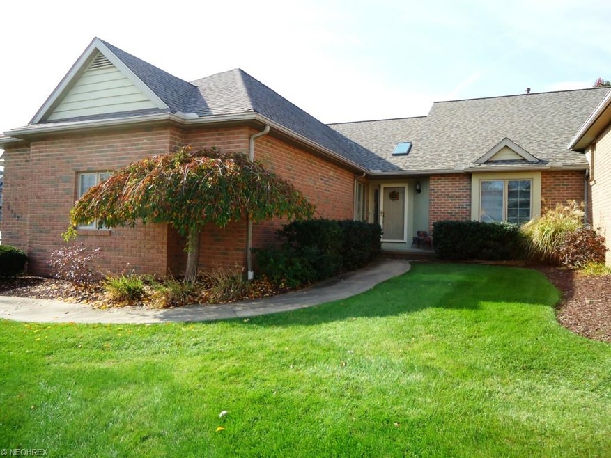 Wonderful all brick ranch condo with 2 bedrooms, 2