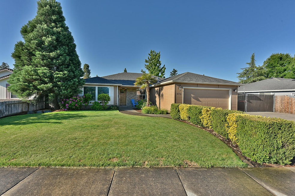 972 Westrop Dr, Central Point, OR 97502 - photo 1