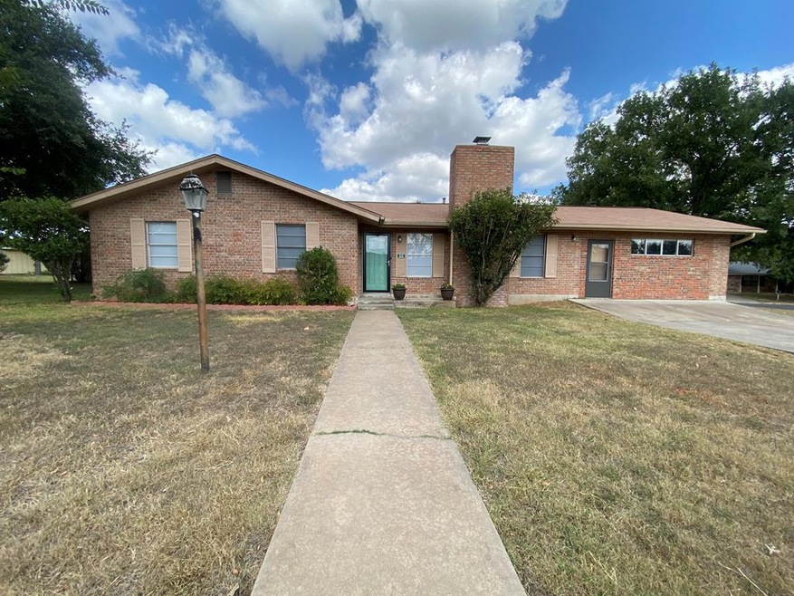 206 Westmoor St, Fredericksburg, TX 78624 - photo 1