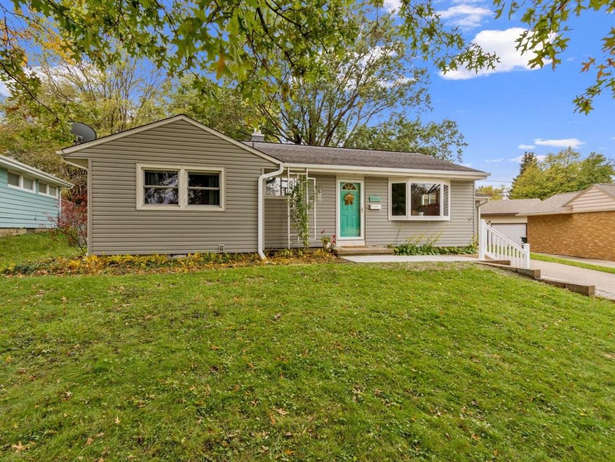 1124 20th St SW, Cedar Rapids, IA 52404 - photo 1