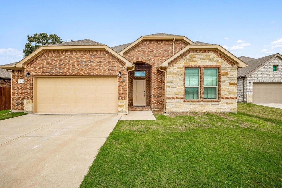 1528 Seabiscuit Dr, Granbury, TX 76049 - photo 1