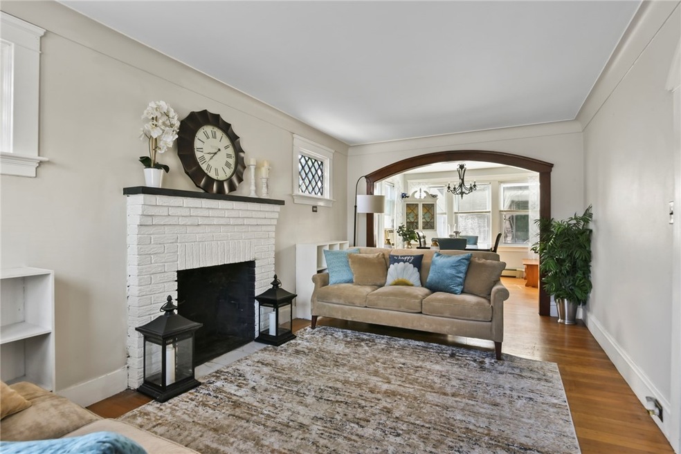142 Lyndon Rd Cranston RI 02920 - living room