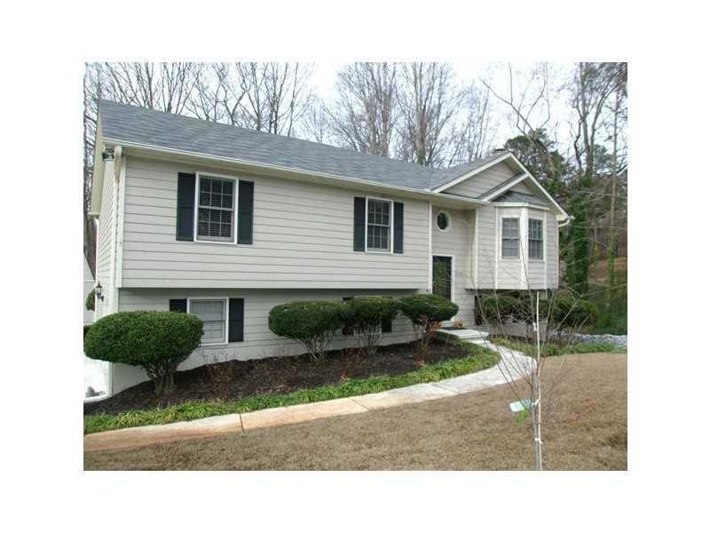 Exterior Front. Completely renewed and move-in rea