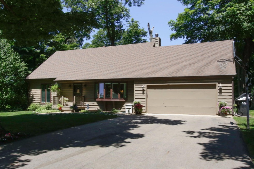 22100 robins way_01