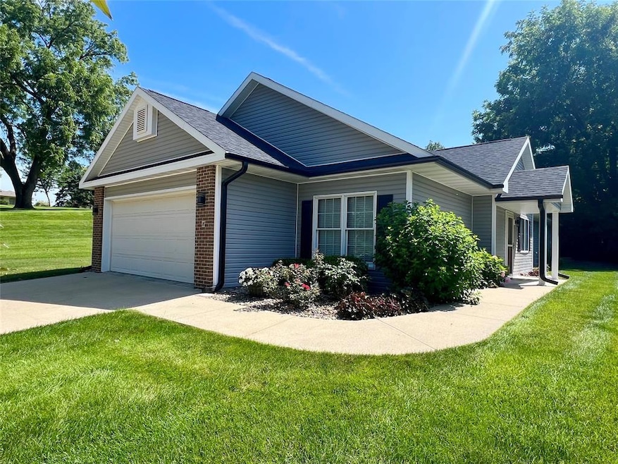 8 Chancery Ct, Newton, IA 50208 - photo 1