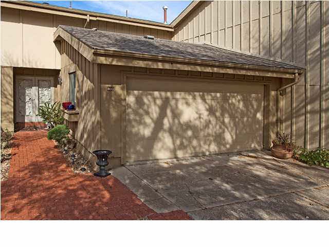 Carefree living at its best!! This charming condo 