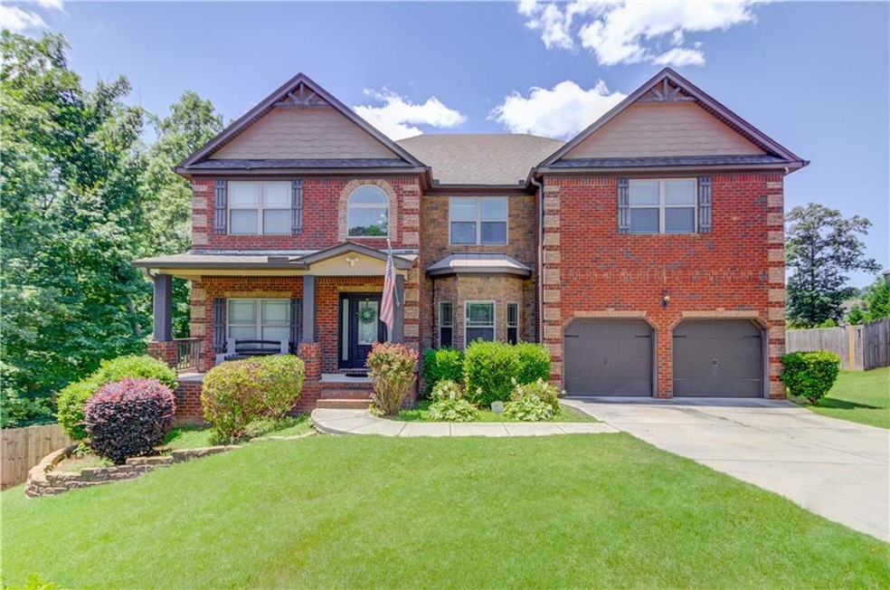 View of front of home featuring a front yard and a
