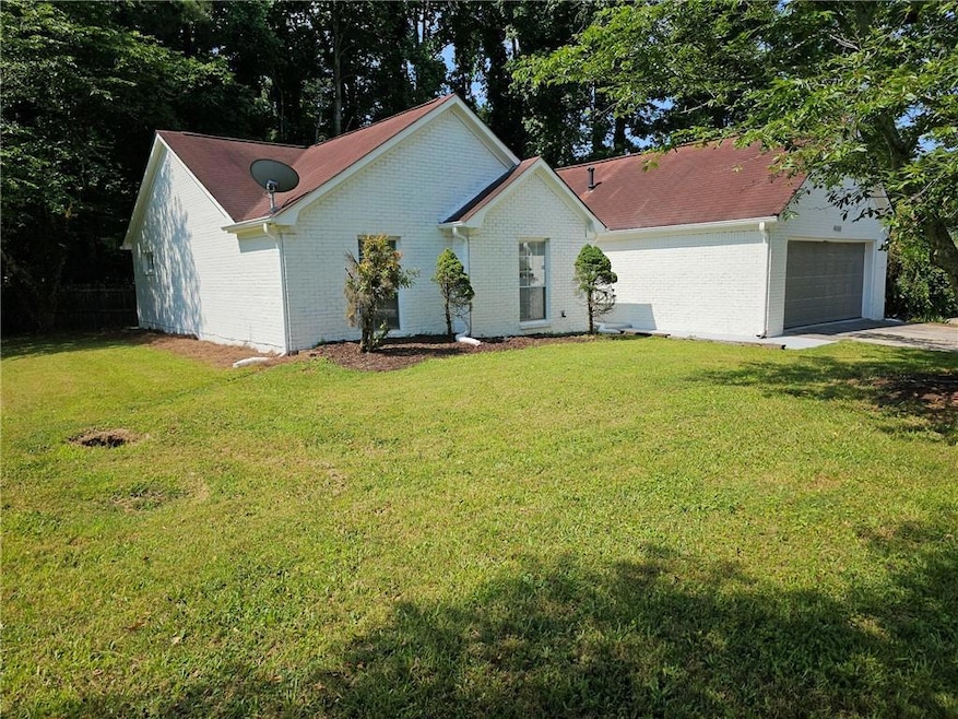View of front facade featuring a front yard