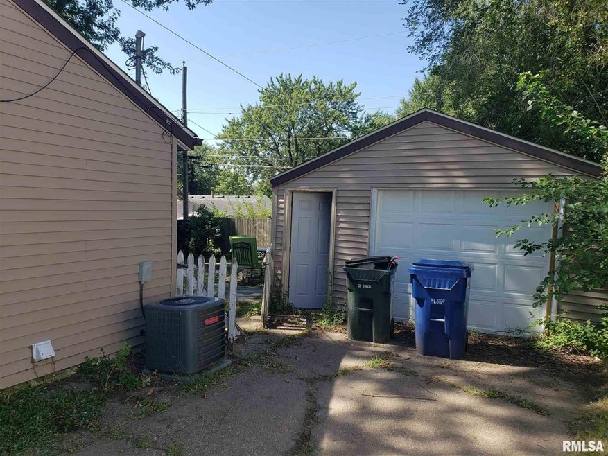 7112 Cedar St, Davenport, IA 52806 - photo 1