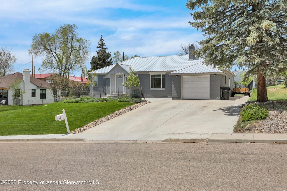 916 Taylor St, Craig, CO 81625 - photo 1