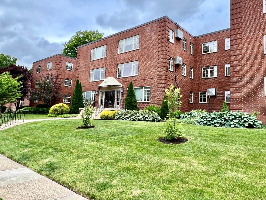 30 Outlook Ave unit 107, West Hartford, CT 06119 - photo 1