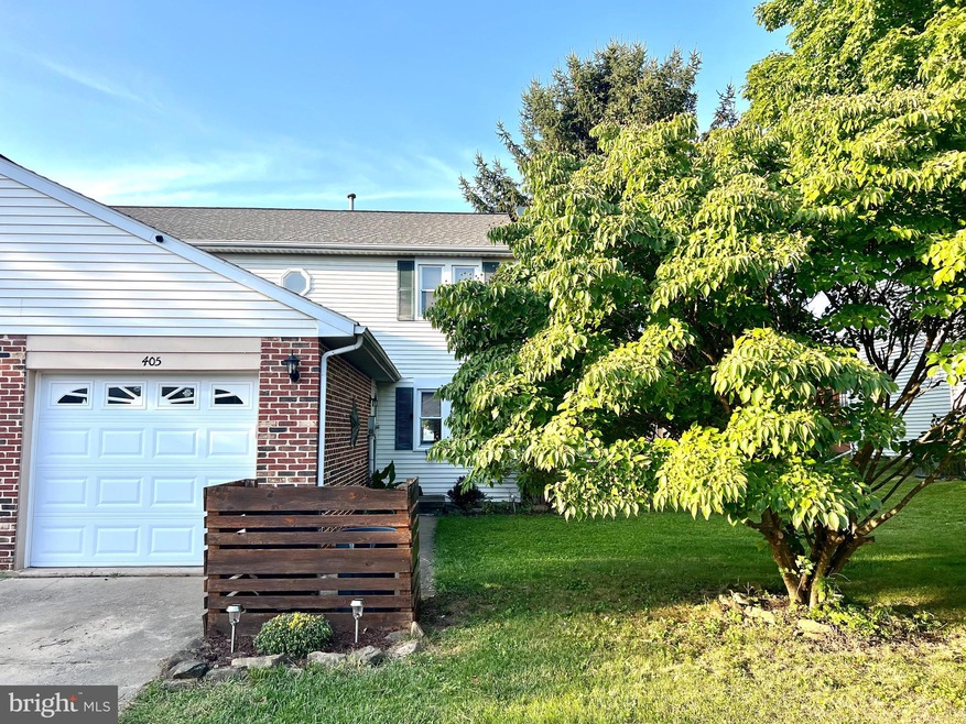 405 Washington Blvd, Womelsdorf, PA 19567 - photo 1