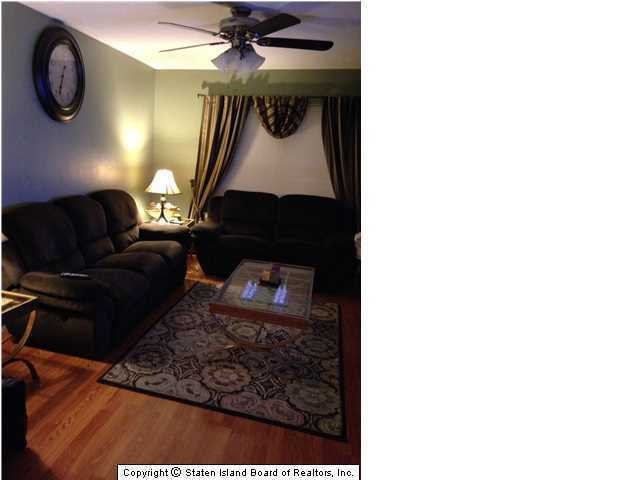 579 Winant Ave, Staten Island, NY 10309 - photo 1