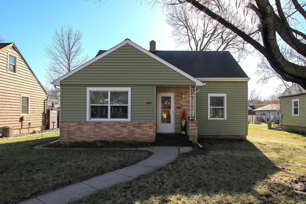 819 N Jefferson St, New Ulm, MN 56073 - photo 1