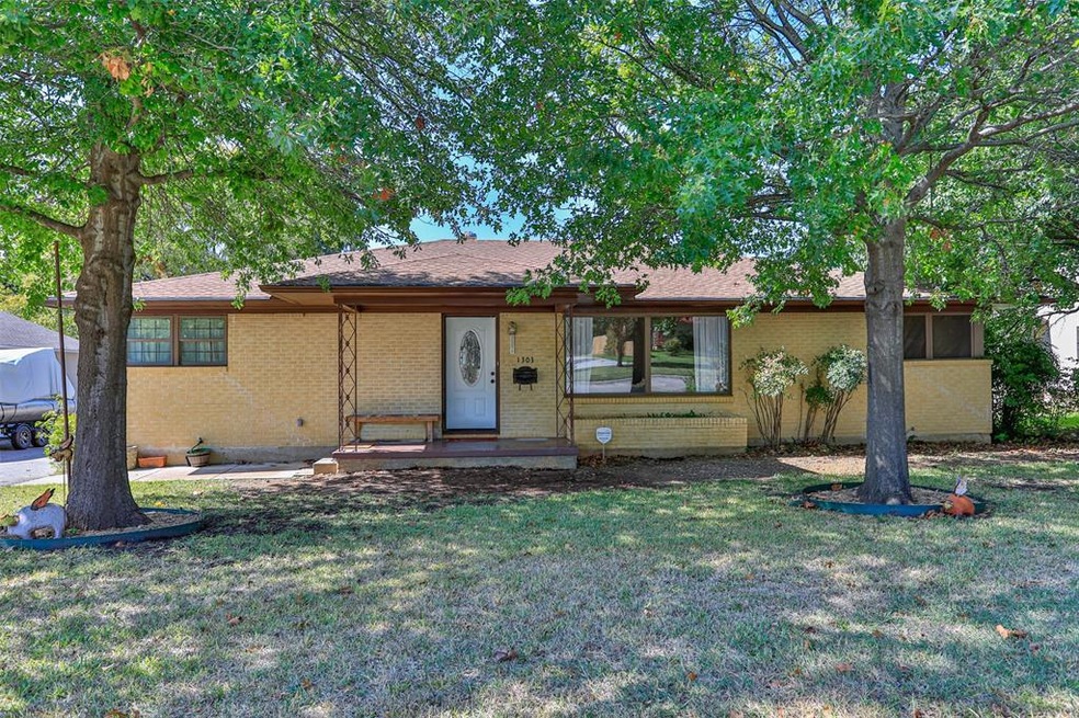 1303 Hillcrest Blvd, Gainesville, TX 76240 - photo 1