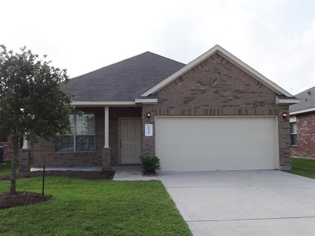 1020 Luke Dr, Alvin, TX 77511 - photo 1