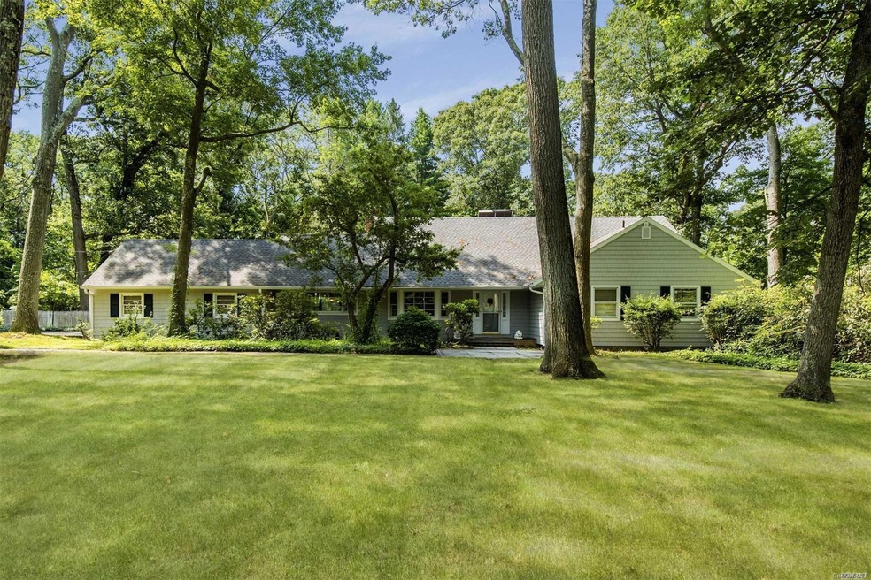 1131 Cedar Ridge Rd, Oyster Bay, NY 11771 - photo 1