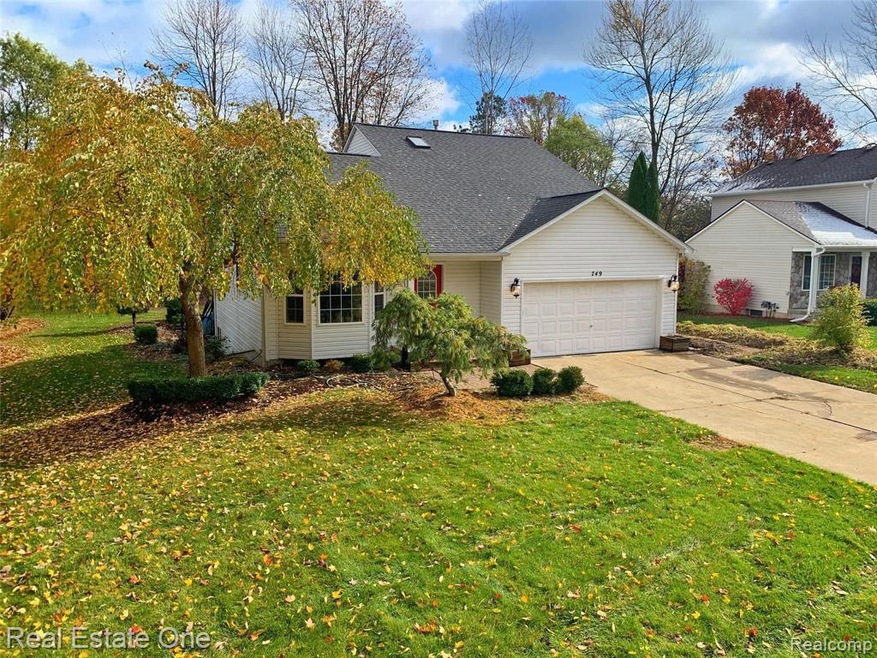 749 Bay Crossing Dr, Waterford, MI 48327 - photo 1