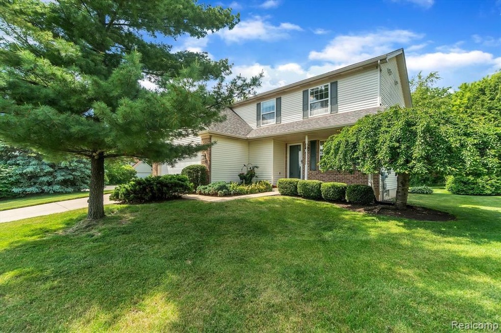 01-2551-Castle-Rock-Howell-MI-48843-WindowStill-Re