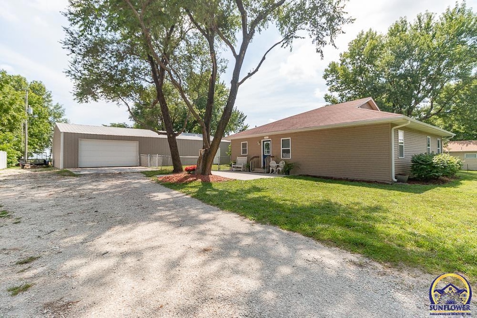 117 W 2nd St, Hoyt, KS 66440 - photo 1