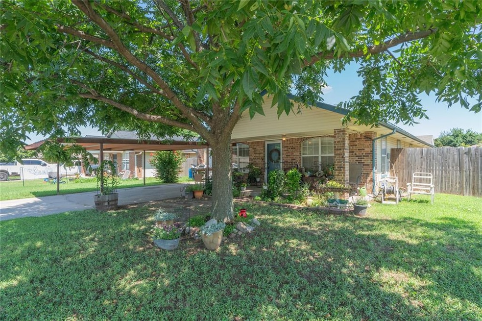 957 N Windermere Dr, Moore, OK 73160 - photo 1