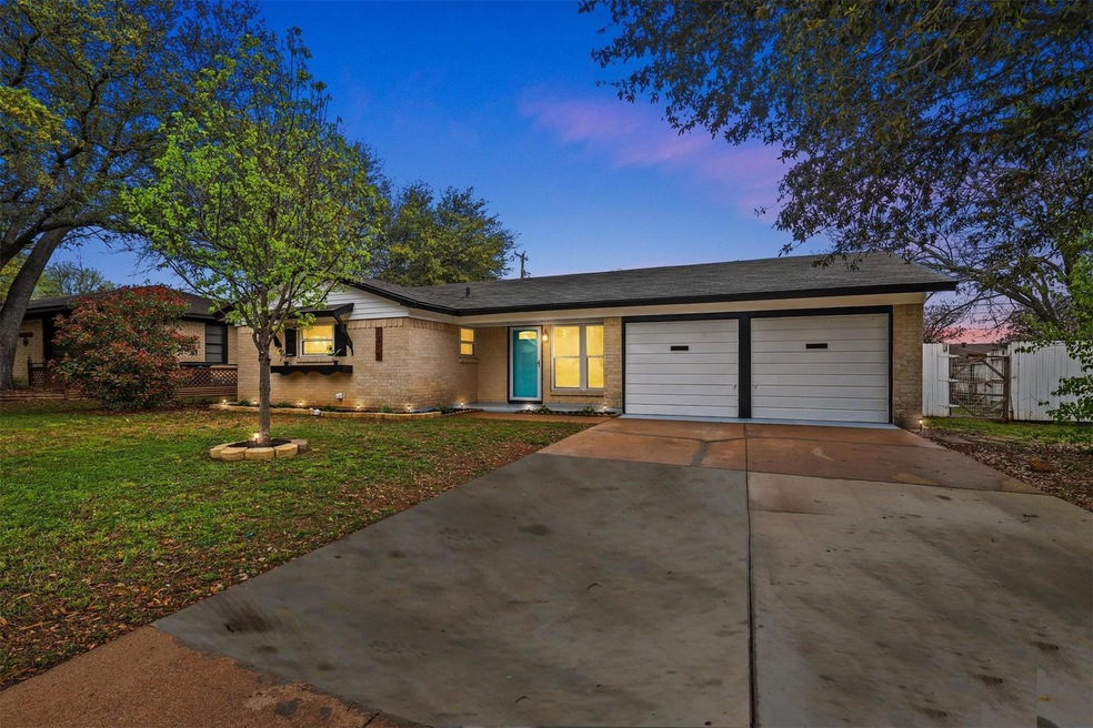 1315 Roberts Ave, Cleburne, TX 76033 - photo 1