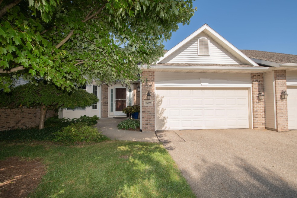 207_Round_Hill_01