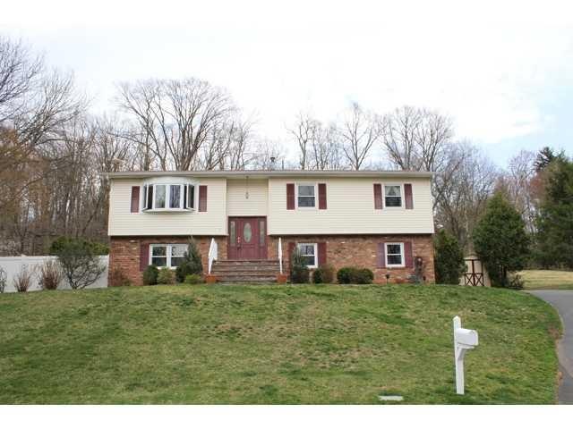 3 Queens Ct, Orangeburg, NY 10962 - photo 1