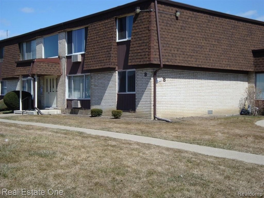 30213 Utica Rd unit 23, Roseville, MI 48066 - photo 1
