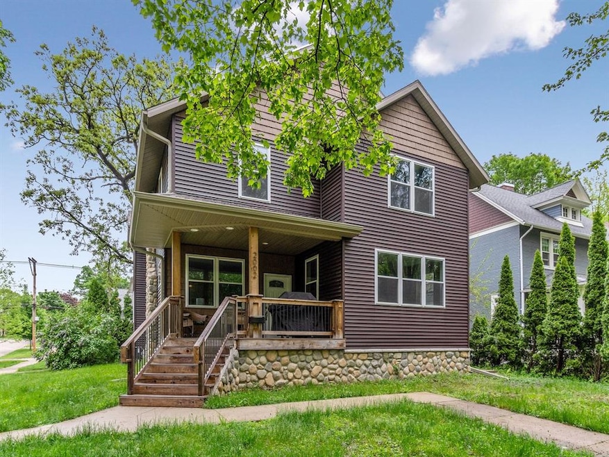 2002 5th Ave SE, Cedar Rapids, IA 52403 - photo 1