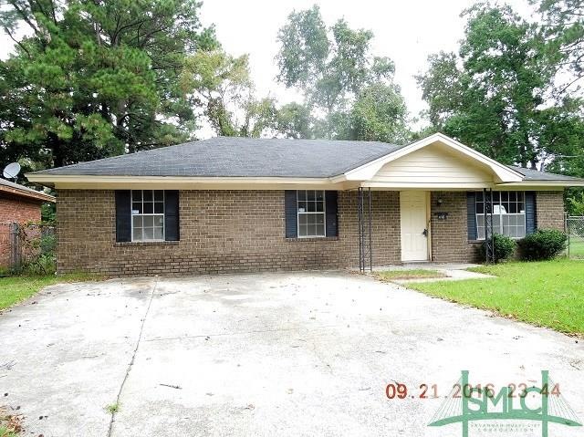 Front of home.  Note up to r vehicles can be parke