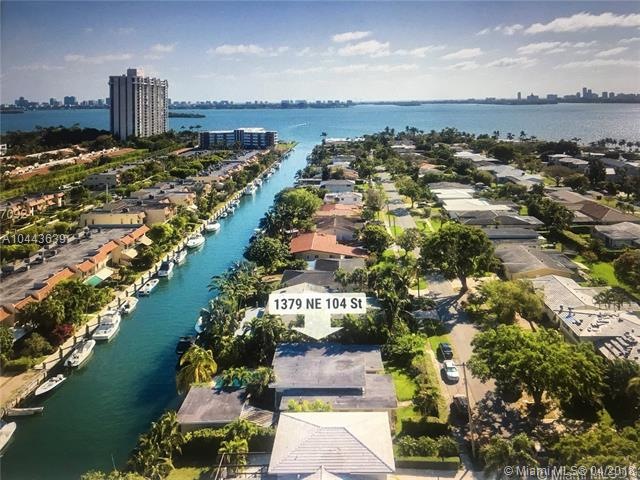 Deepwater home located 16 houses from the open Bay