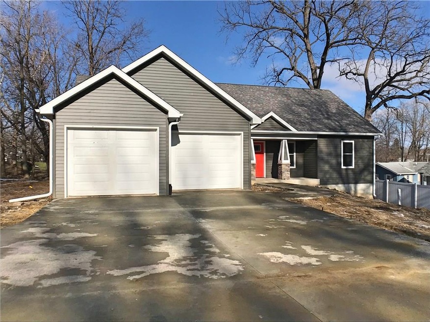 322 S 11th Ave W, Newton, IA 50208 - photo 1