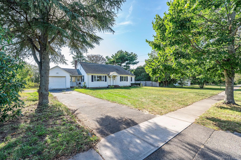 585 Peconic Ln, Peconic, NY 11958 - photo 1