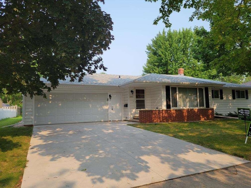 1527 N Linwood Ave, Appleton, WI 54914 - photo 1